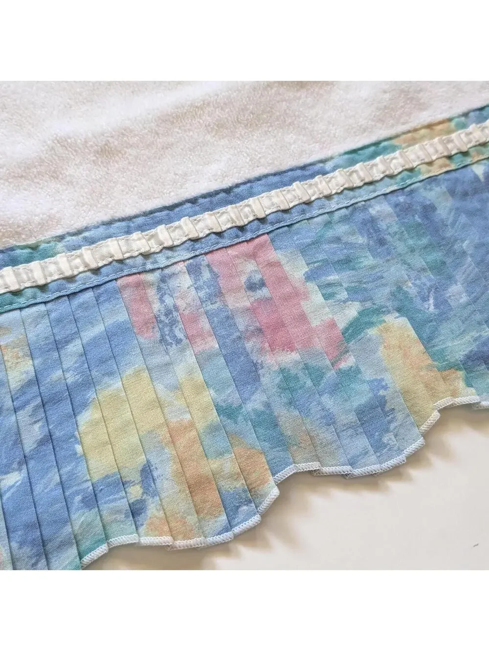 Vintage Bath Towel Set with Pleated Floral Fabric Trim